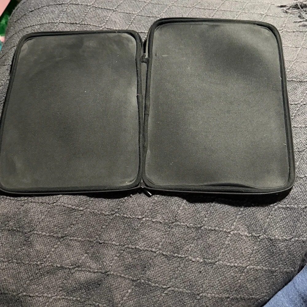 ❣️❄️Apple Tablet Sleeve in Black with White Edges